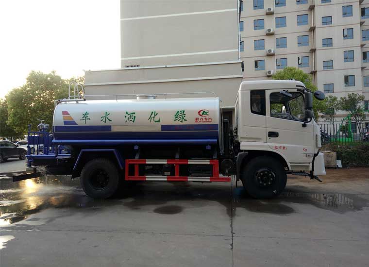 東風灑水車(10-12噸)
