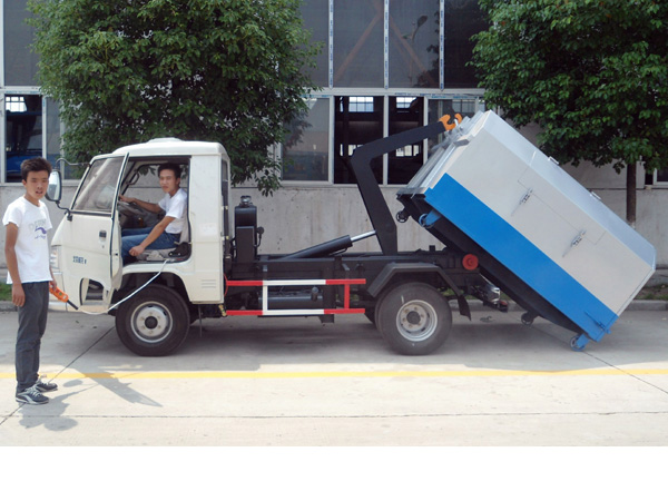 東風(fēng)2.5方小型勾臂式垃圾車(chē)