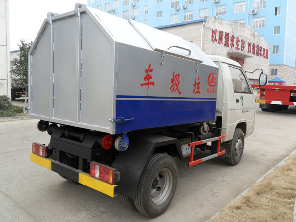 東風(fēng)2.5方小型勾臂式垃圾車(chē)