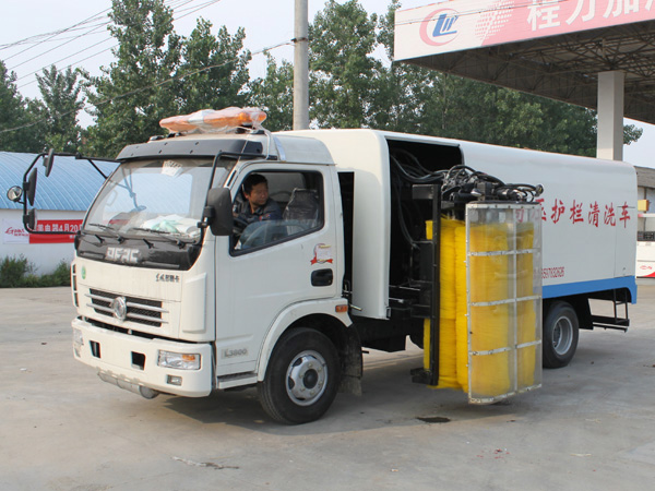 東風(fēng)多利卡護(hù)欄清洗車