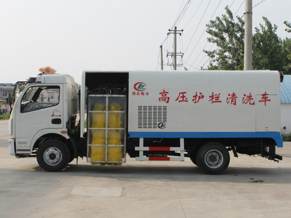 東風(fēng)多利卡護(hù)欄清洗車