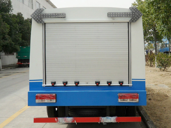 東風(fēng)銳鈴護(hù)欄清洗車