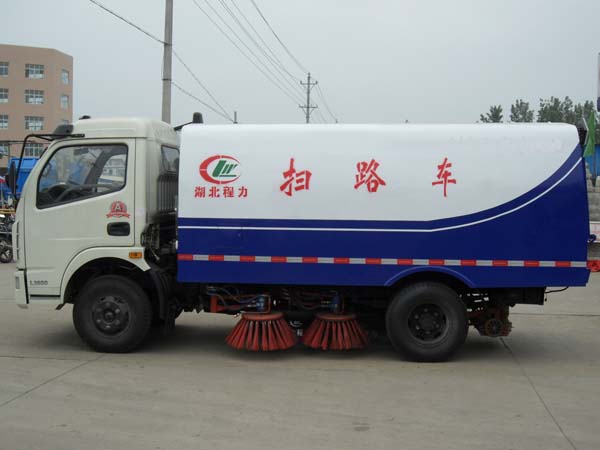 東風多利卡掃路車
