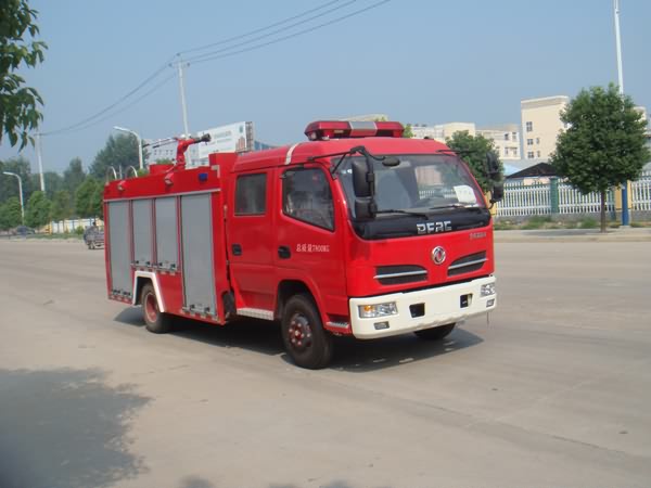 東風多利卡雙排座水罐消防車