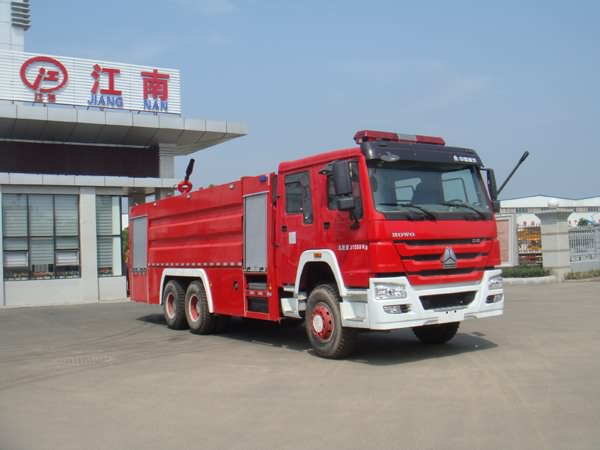 重汽豪沃后雙橋雙排座水罐泡沫兩用消防車