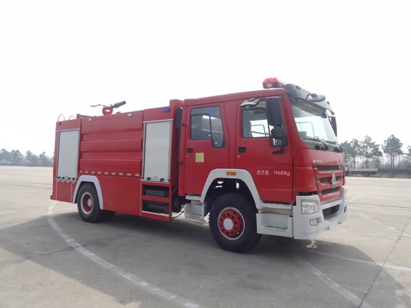 重汽豪沃單橋水泡沫兩用消防車