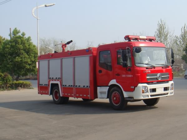 東風天錦單橋雙排座水罐泡沫兩用消防車