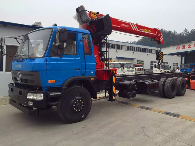 東風153后八輪（可裝6.3~12噸吊機）隨車起重運輸車