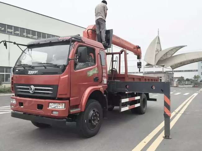 東風T07（可裝2~6.3噸吊機）隨車起重運輸車