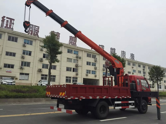 東風T07（可裝2~6.3噸吊機）隨車起重運輸車