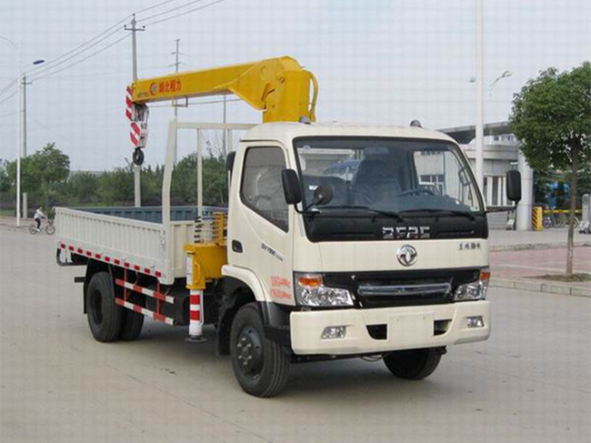 東風(fēng)勁卡（2~6.3噸吊機）隨車起重運輸車