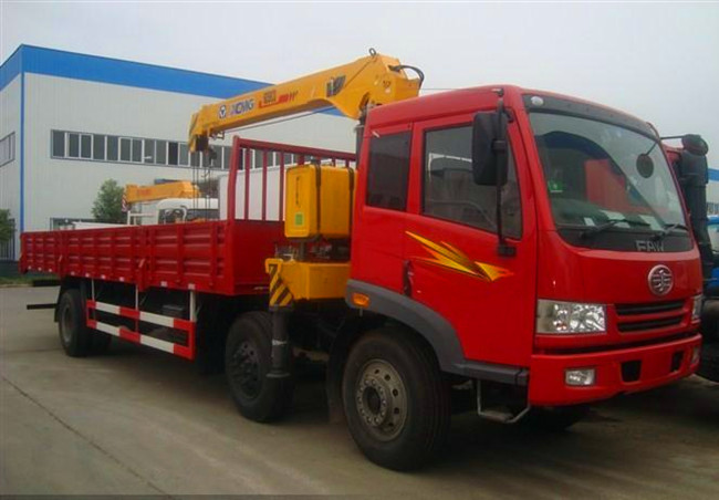 解放前四后四（可裝6.3~12噸吊機）隨車隨車起重運輸車