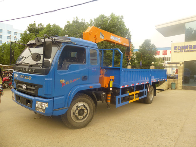 躍進（可裝2~6.3噸）隨車起重運輸車