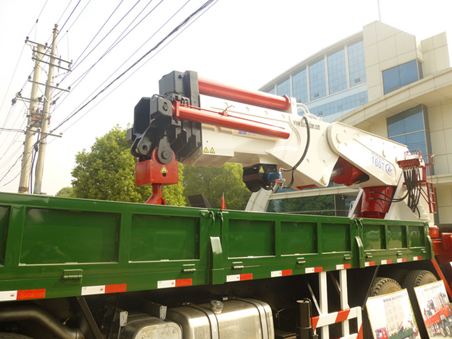 程力威160噸（可裝20~160噸吊機）隨車起重運輸車