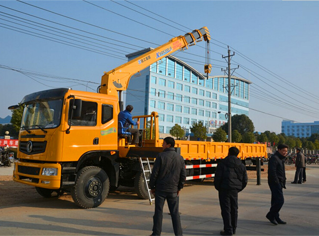 D7O1前四后四隨車吊（可裝配6.3噸~10吊機）