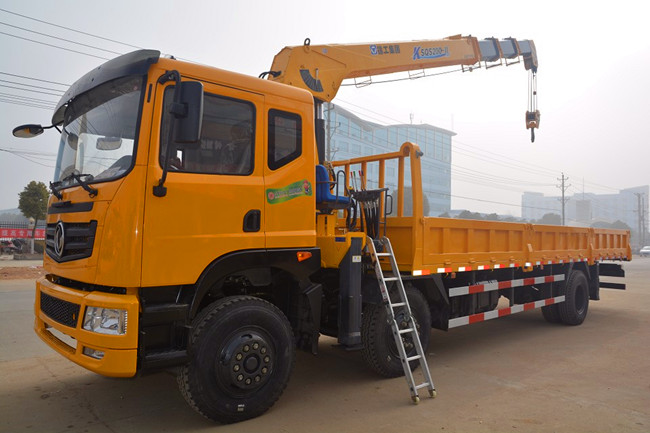 東風新款小三（可裝6.3~12噸吊機）軸隨車起重運輸車