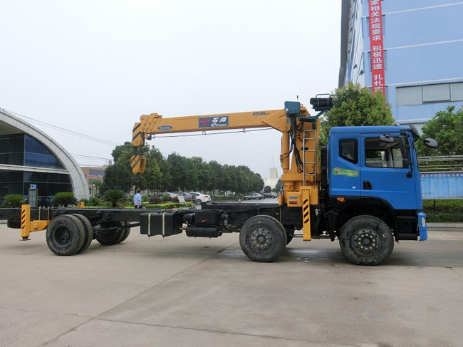 東風新款小三（可裝6.3~12噸吊機）軸隨車起重運輸車