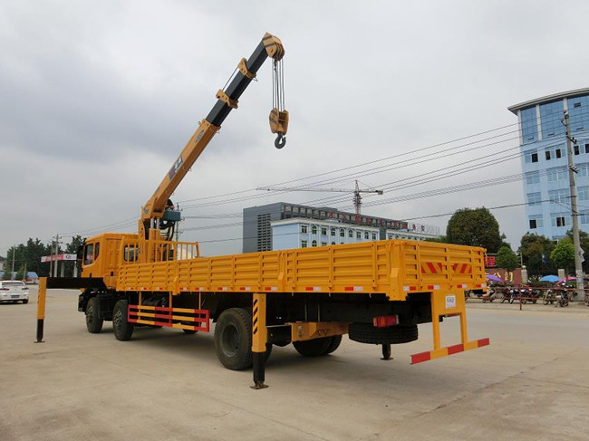 東風新款小三（可裝6.3~12噸吊機）軸隨車起重運輸車