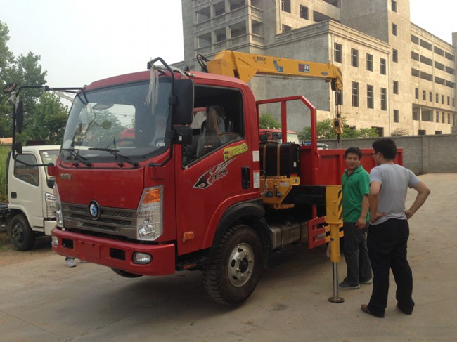 重汽王牌（可裝2~6.3噸吊機）隨車起重運輸車