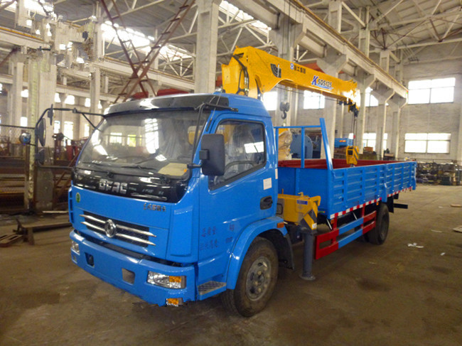 東風D7多利卡（可裝2~6.3噸吊機）隨車起重運輸車