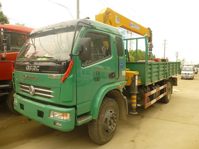 東風(fēng)D7多利卡（可裝2~6.3噸吊機(jī)）隨車起重運(yùn)輸車