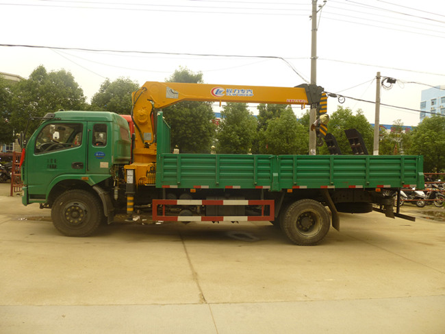 東風(fēng)D7多利卡（可裝2~6.3噸吊機(jī)）隨車起重運(yùn)輸車