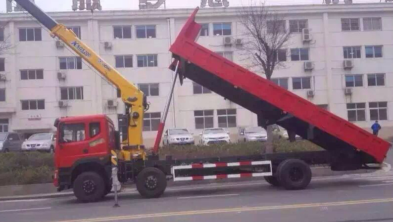 東風小三軸自卸型（可裝6~10噸吊機）隨車起重運輸車